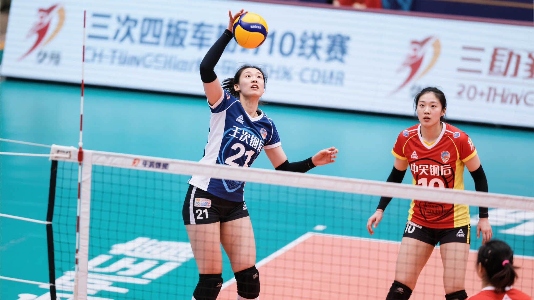 吴梦洁荣膺得分王,张籽萱斩获二传桂冠,国际排联盛赞中国双星! 作为进攻核心,21岁的主攻手吴梦洁表现堪称完美。本